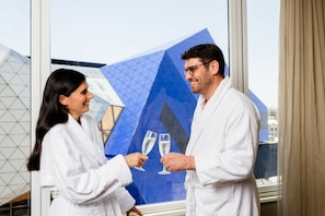Room, 1 King Bed | Champagne service - Four Points by Sheraton Perth (Perth)