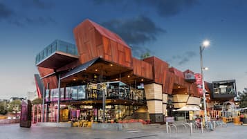 2 restaurants; breakfast and dinner served
