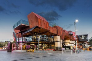 2 restaurants; ze serveren er ontbijt en diner 