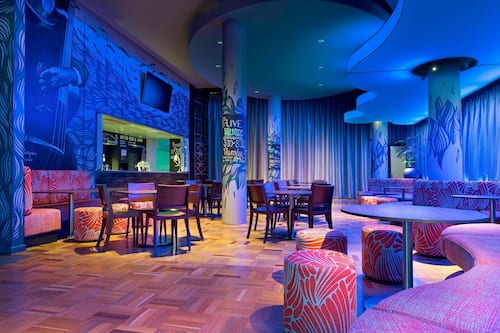 2 restaurants; breakfast and dinner served