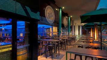 2 restaurantes, se sirve desayuno