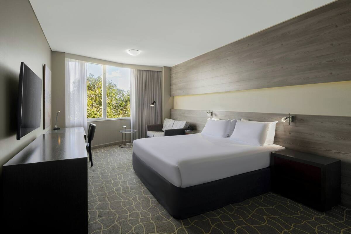 Studio, 1 King Bed, Corner | In-room safe, desk, laptop workspace, blackout drapes