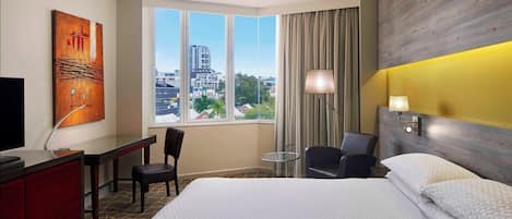 Kamer, 1 kingsize bed | 1 slaapkamer, een kluis op de kamer, een bureau, een laptopwerkplek