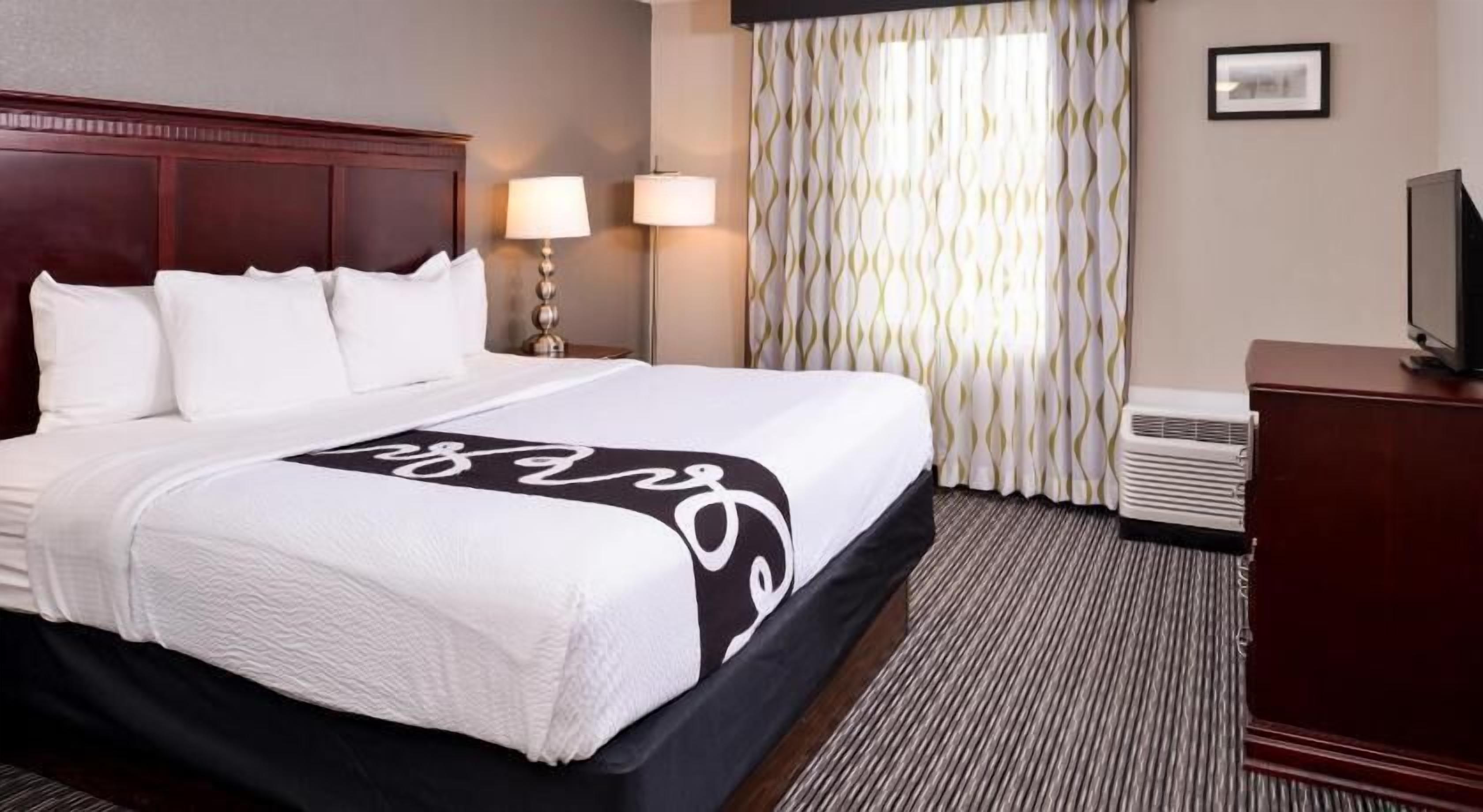 書桌、筆電工作空間、遮光布/窗簾、熨斗/熨衣板