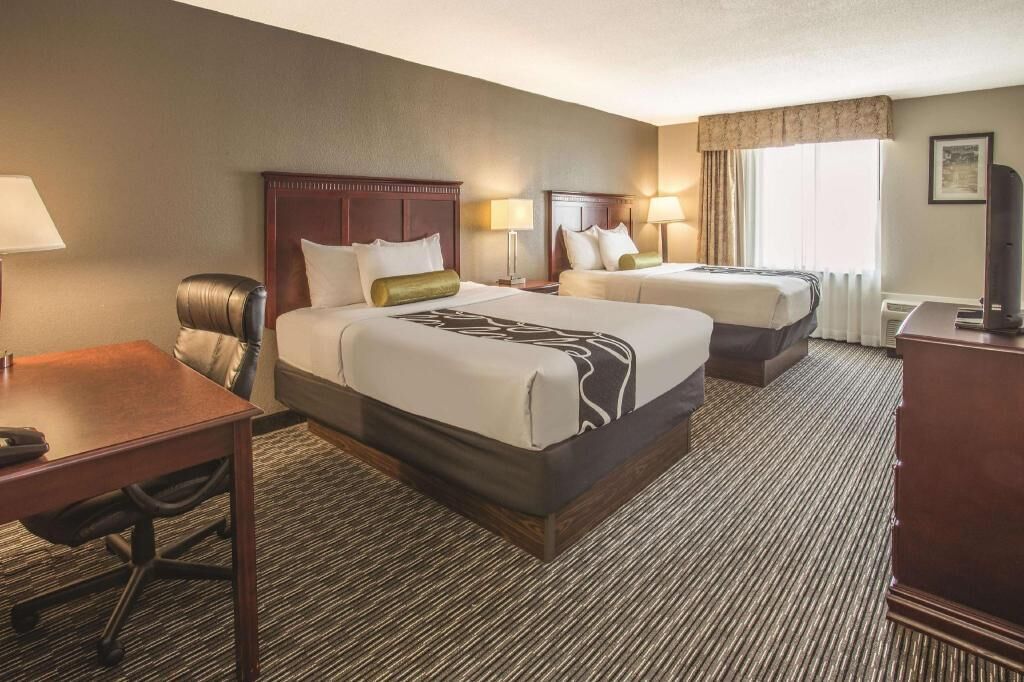 書桌、筆電工作空間、遮光布/窗簾、熨斗/熨衣  板