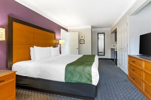 Luxe beddengoed, een bureau, een laptopwerkplek