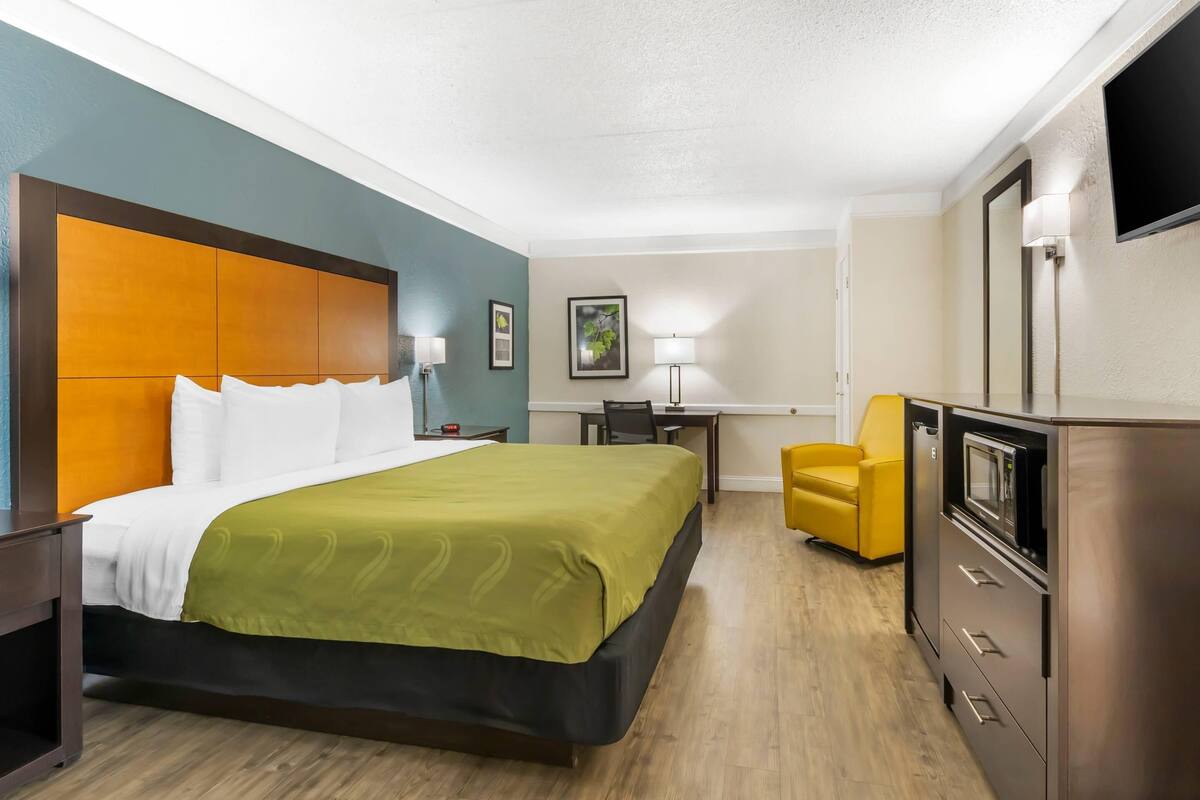 Standard Room, 1 King Bed, Non Smoking | Premium bedding, desk, laptop workspace, iron/ironing board