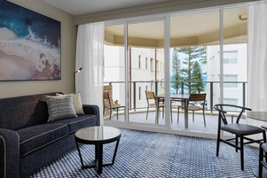 Deluxe Studio | Living area | 43-inch flat-screen TV with cable channels, TV