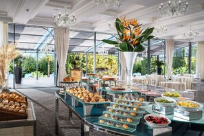 Daily buffet breakfast (CHF 40.00 per person)