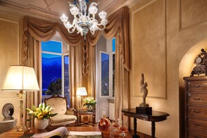 Suite – junior, utsikt mot innsjø (Palace) | Minibar, safe på rommet, skrivebord og skrivebord for bærbar PC