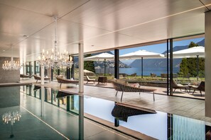 Een binnenzwembad, open van 08.00 uur tot 20.00 uur, en ligstoelen