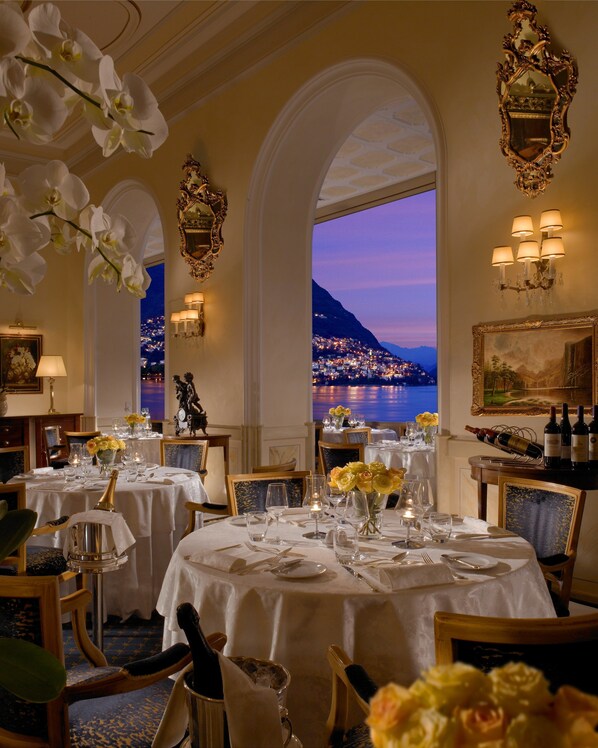 2 restaurants; lunch and dinner served 