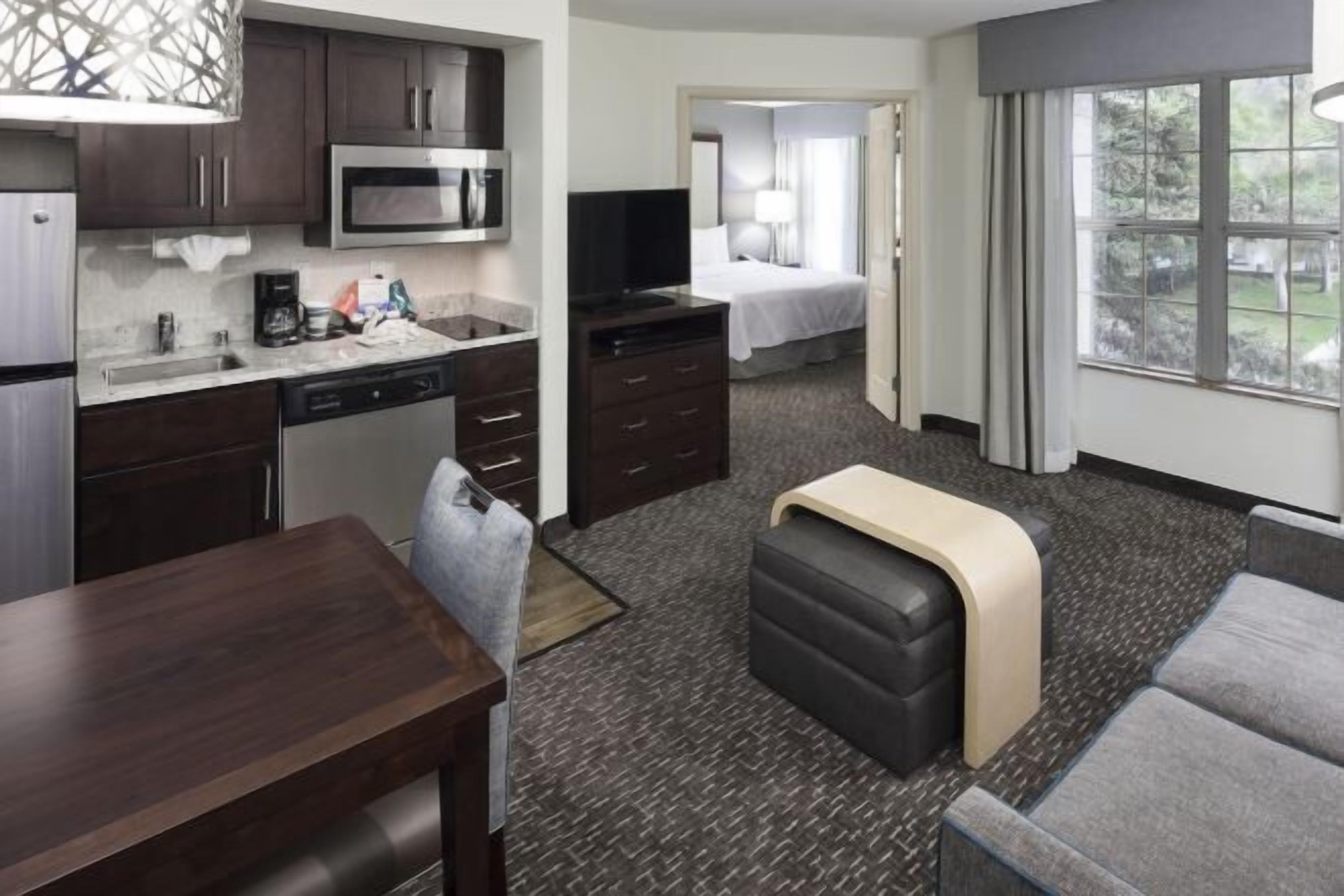 Oppholdsområde | En 27-tommers Flatskjerm-TV med kabel-kanaler samt TV