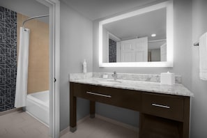 Amenidades de baño gratuitas, secadora de cabello, toallas, jabón