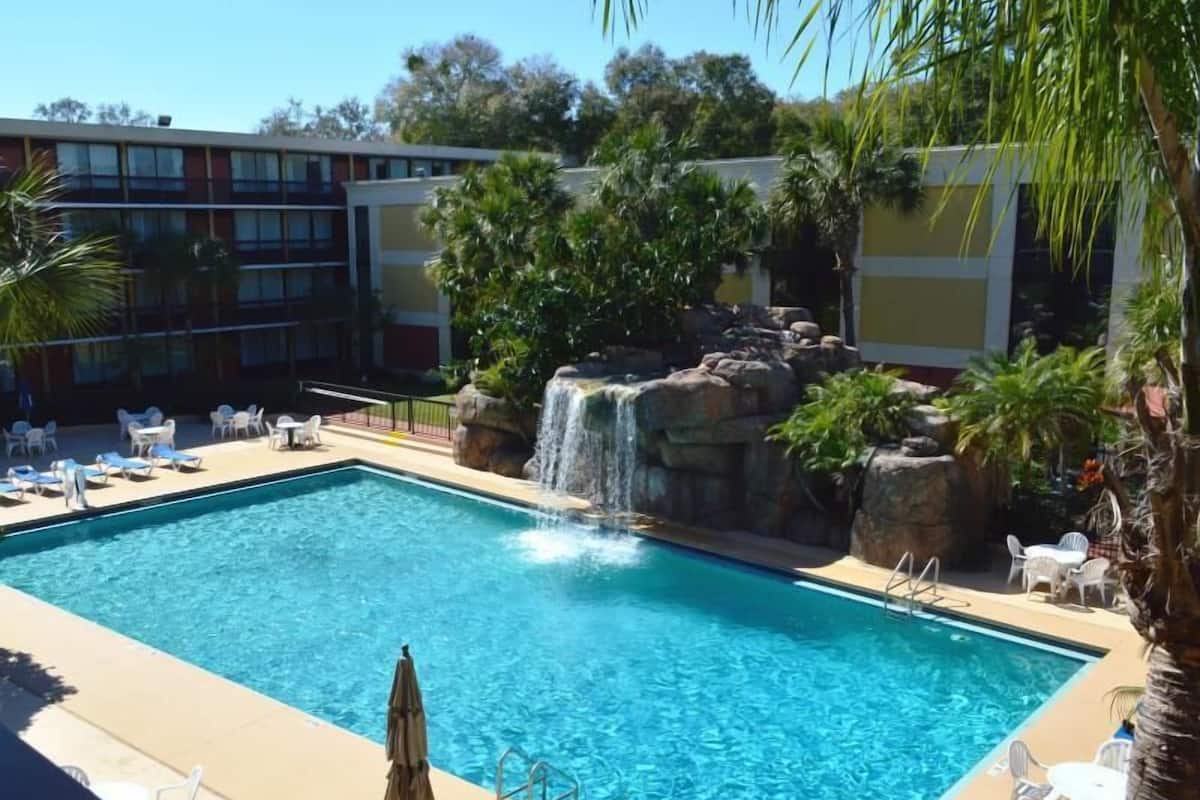 Pool | Outdoor pool, open 8:00 AM to 9:00 PM, pool umbrellas, sun loungers