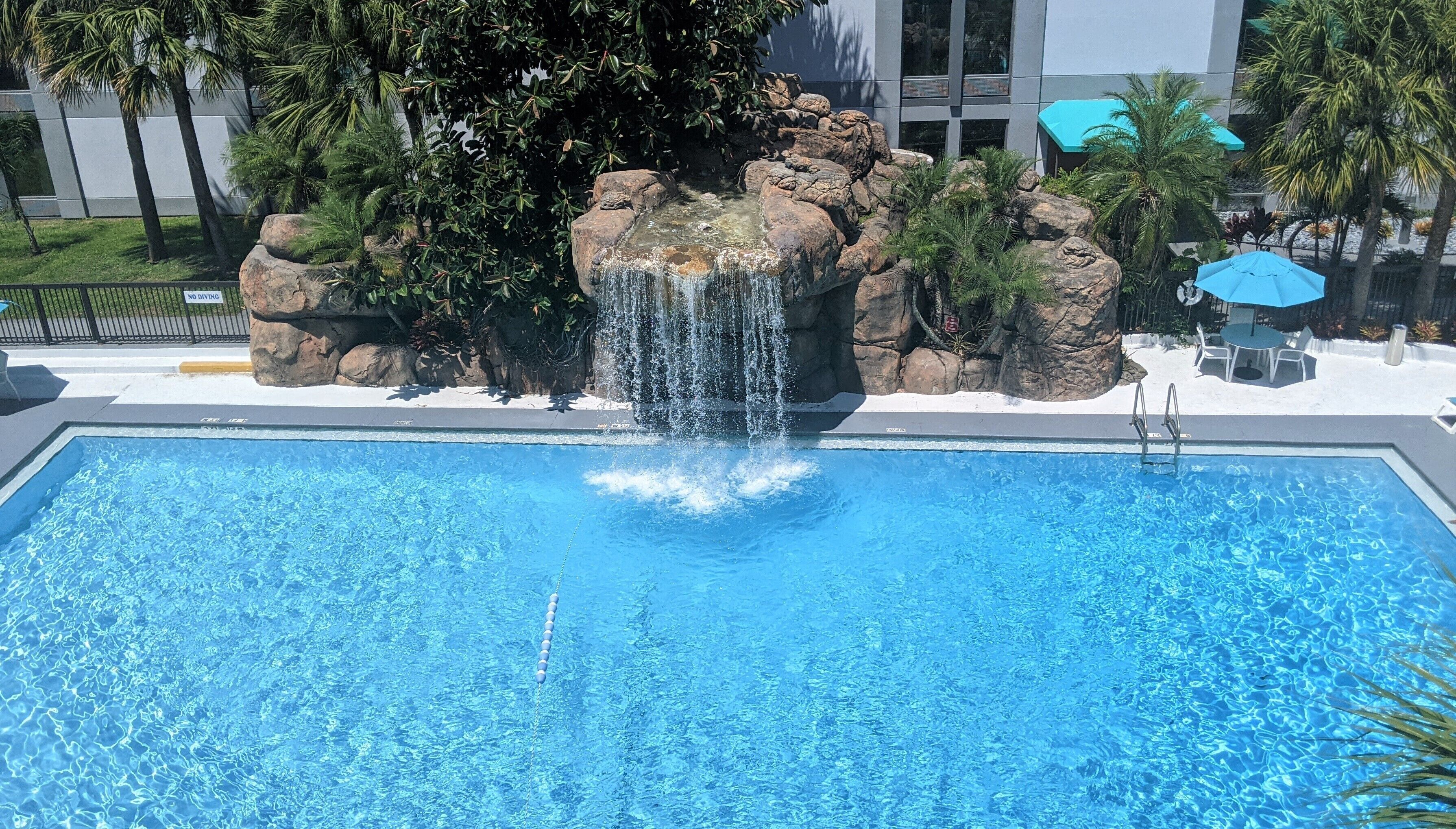 Piscina externa, funciona das 8h às 21h, guarda-sóis, espreguiçadeiras