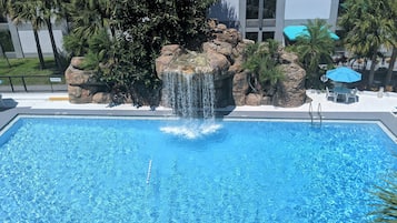 Piscina externa, funciona das 8h às 21h, guarda-sóis, espreguiçadeiras