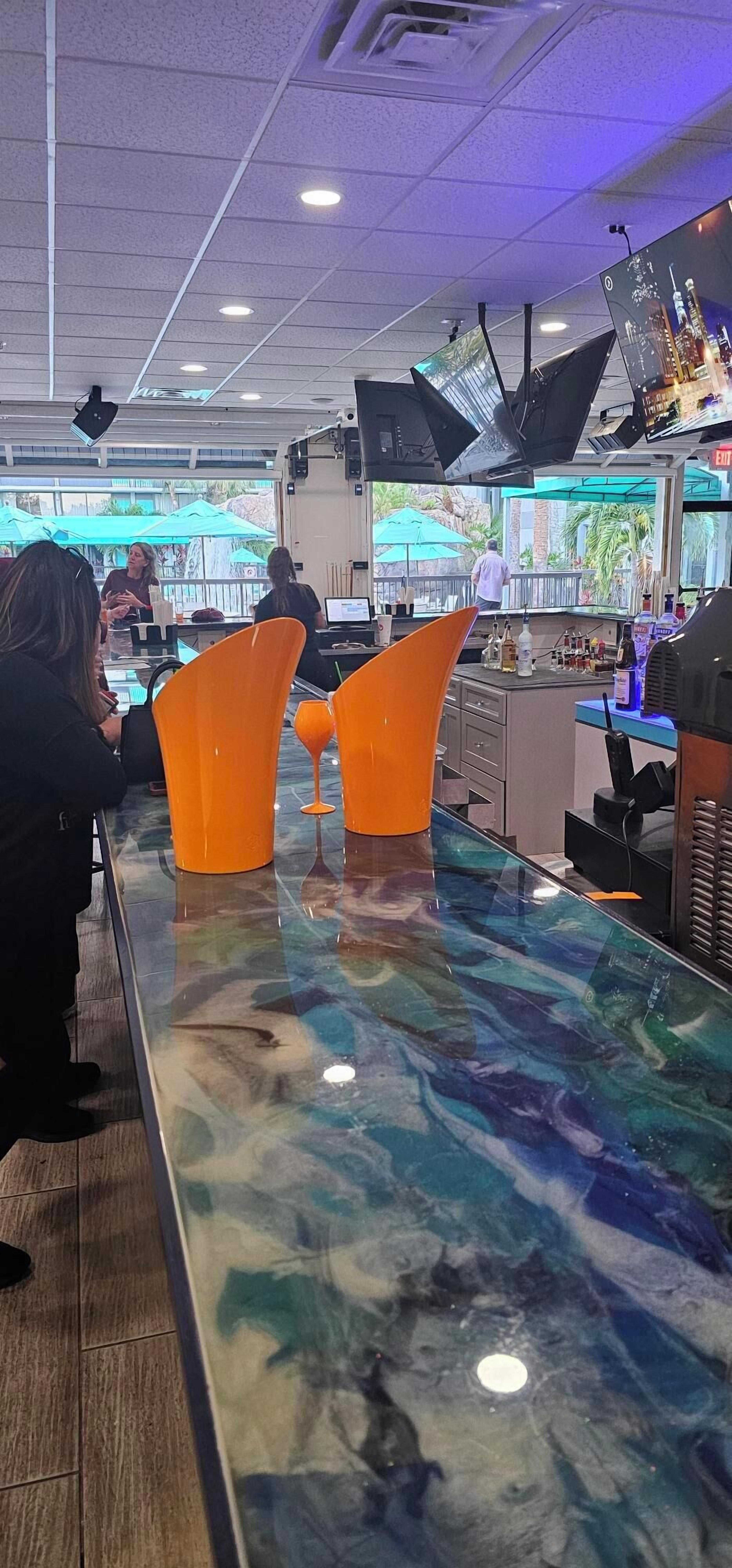 إطلالات على حمام السباحة 