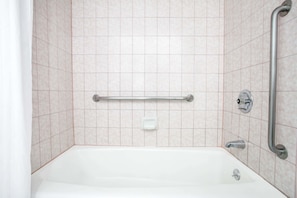 Ilmaiset hygieniatuotteet, hiustenkuivaaja, pyyhkeet
