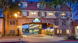 Un hôtel Days Inn avec une façade en briques, de nombreuses fenêtres et une enseigne au-dessus de l’entrée.
