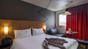 Literie de qualité supérieure, bureau, rideaux occultants