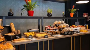Desayuno buffet diario (EUR 13.90 por persona)