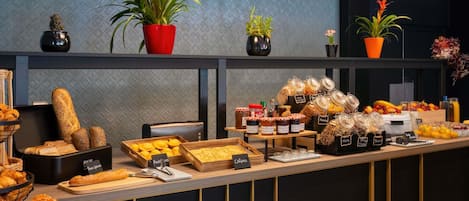 Tägliches Frühstücksbuffet (13.90 EUR pro Person)