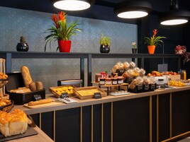 Se ofrece un desayuno bufé (13.90 EUR por persona)