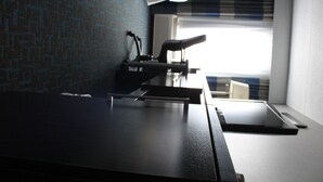A room with a bed, a desk, and a window with blinds. - Holiday Inn Express Janesville - I-90 & US Hwy 14 by IHG (Janesville)