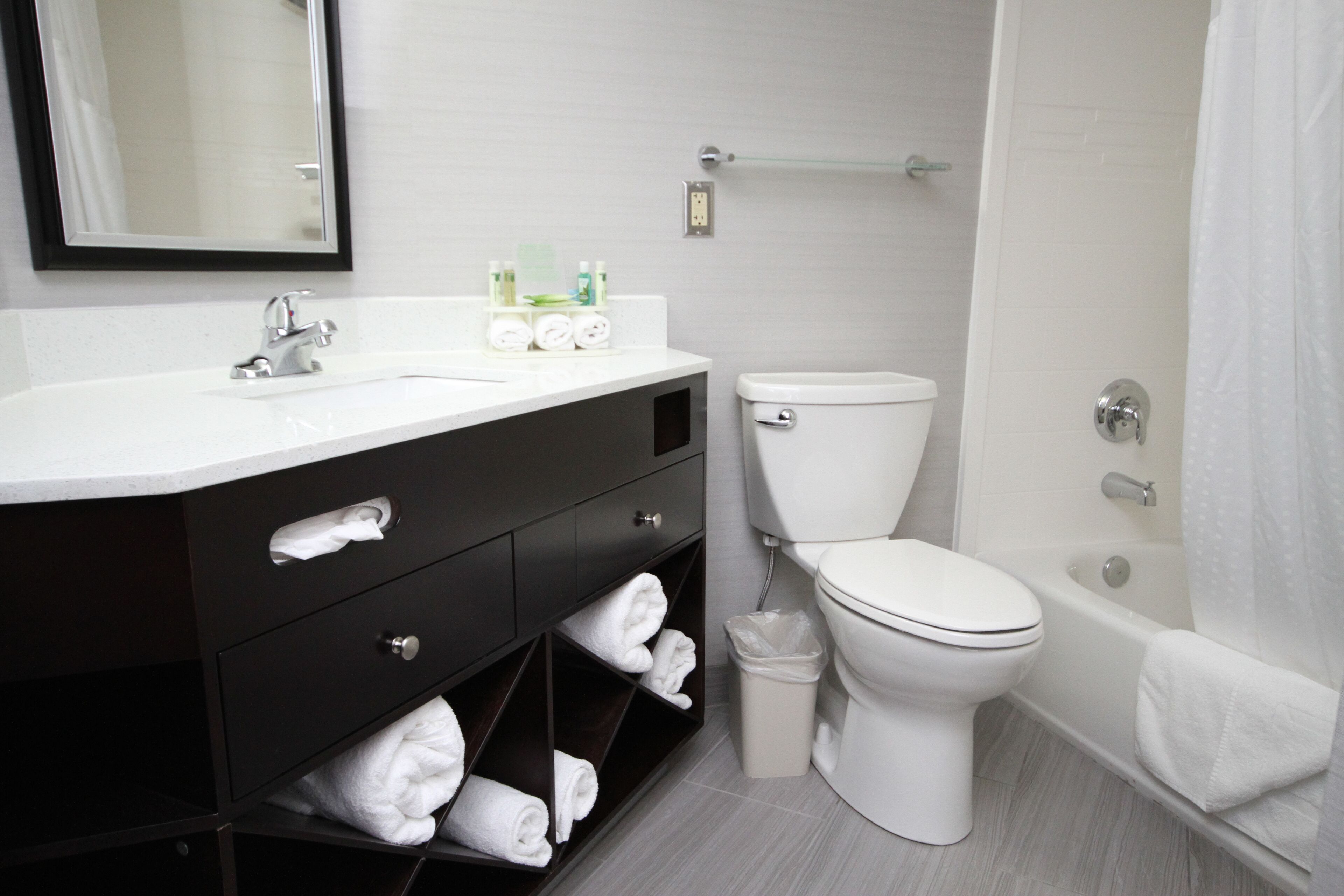 combined shower/bathtub, rainfall showerhead, free toiletries