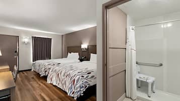 Deluxe-huone, 2 keskisuurta parisänkyä, esteetön, tupakointi kielletty (Walk-In Shower, First Floor) | Työpöytä, pimennysverhot, ilmaiset vauvansängyt, ilmainen Wi-Fi