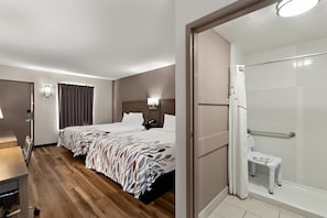 Habitació Deluxe, 2 llits de matrimoni, accessible, no fumadors (Walk-In Shower, First Floor) | Escriptori, cortines opaques, bressols gratuïts i wifi gratuïta 