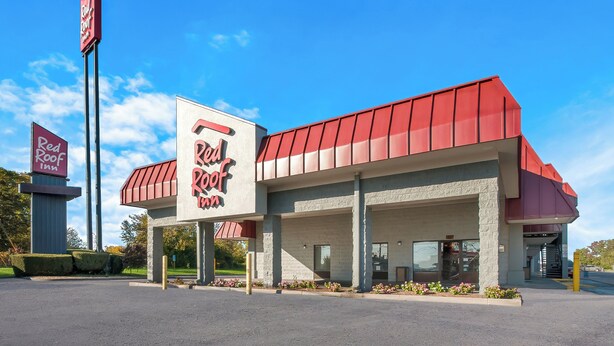 A Red Roof Inn with a red roof and a prominent signage. - Red Roof Inn Winchester, VA (Winchester)