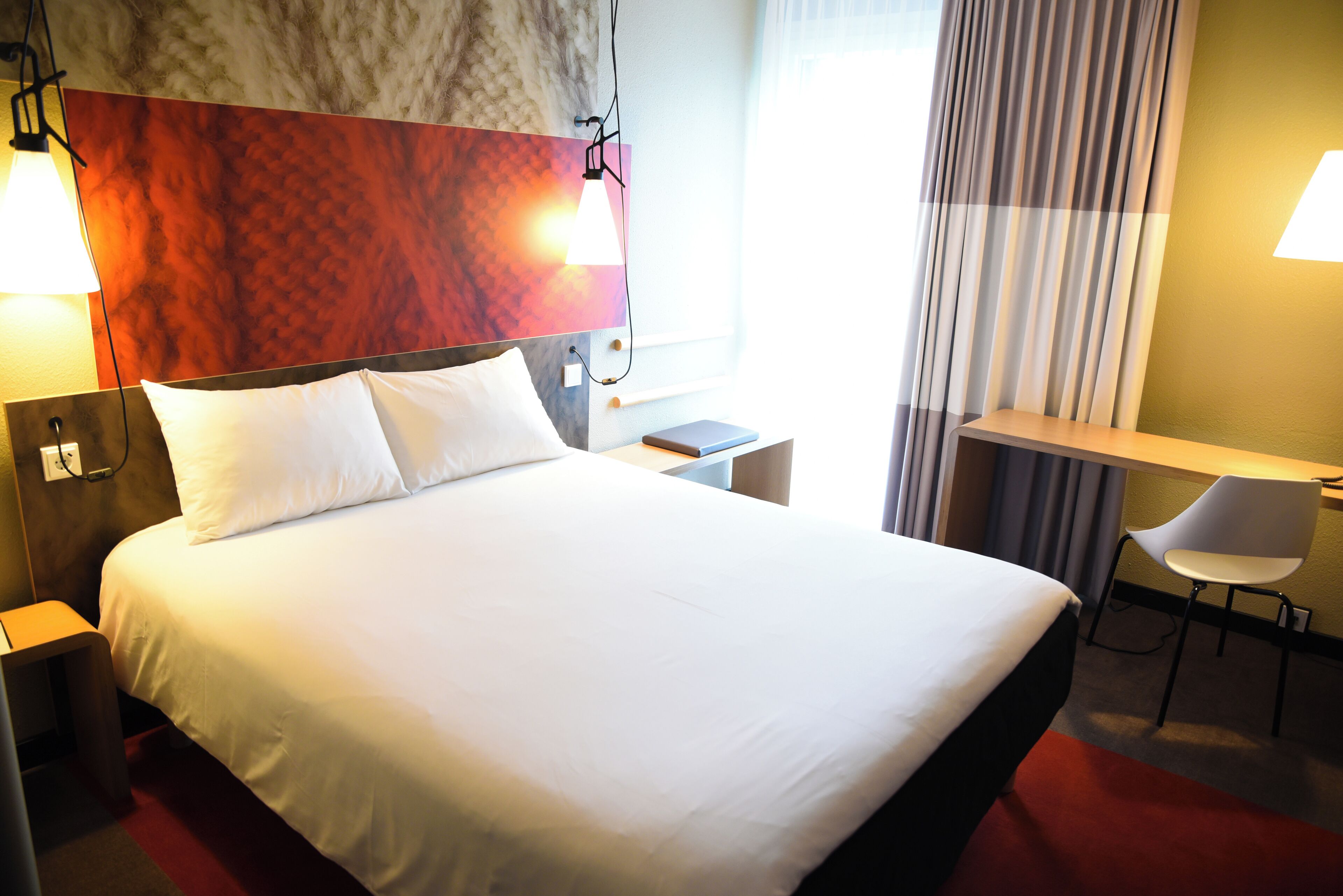 standard double room, 1 double bed | hypo-allergenic bedding, desk, blackout curtains, soundproofing