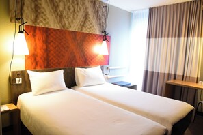 ملاءات للفراش لا تسبب الحساسية ومكتب وستائر تعتيم وتجهيزات عازلة للصوت