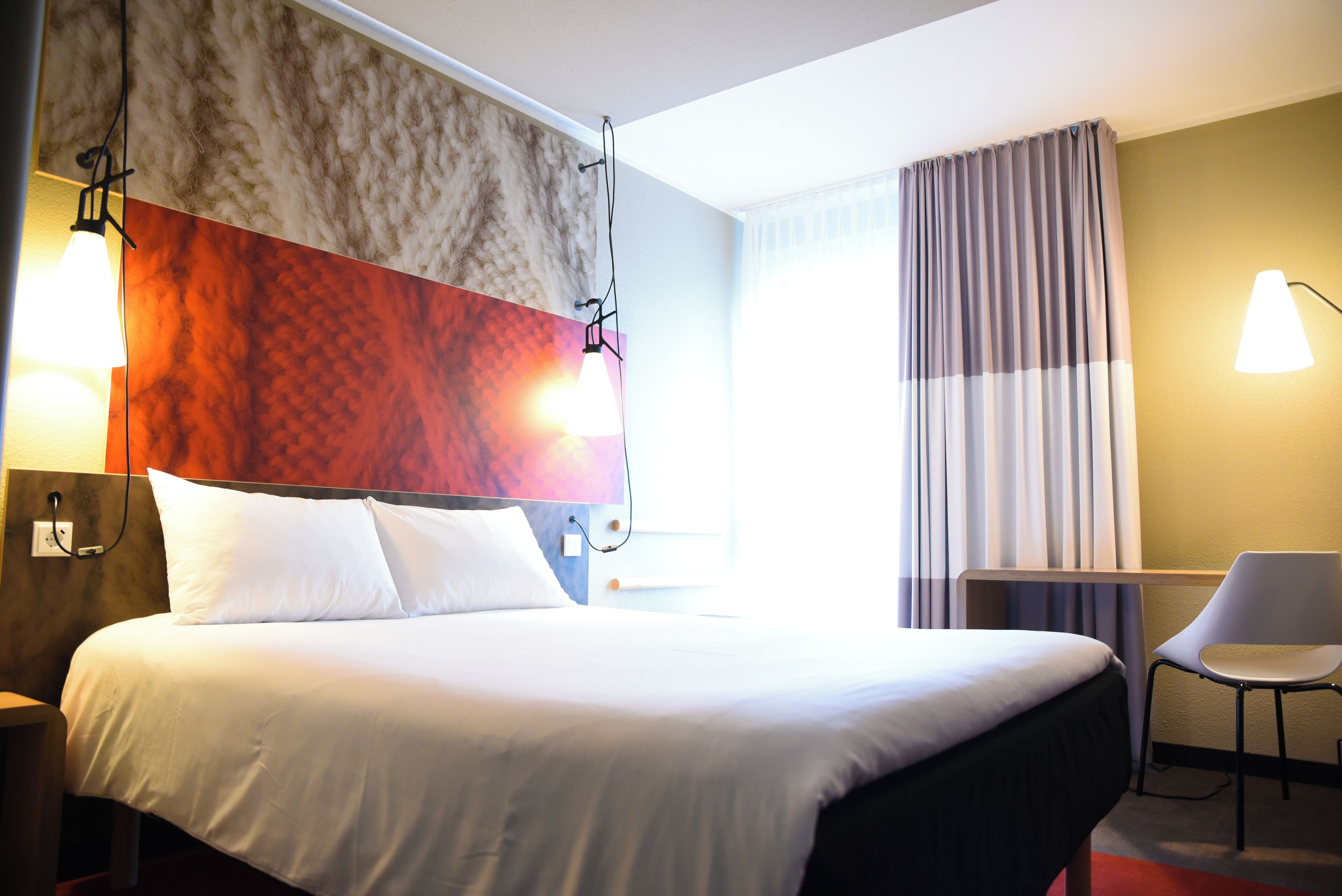 standard double room, 1 double bed | hypo-allergenic bedding, desk, blackout curtains, soundproofing