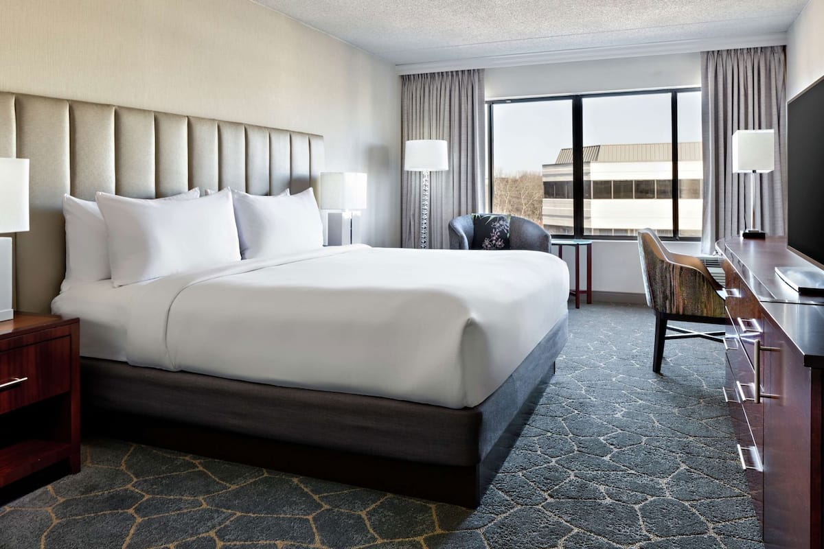 Hypo-allergenic bedding, in-room safe, desk, soundproofing