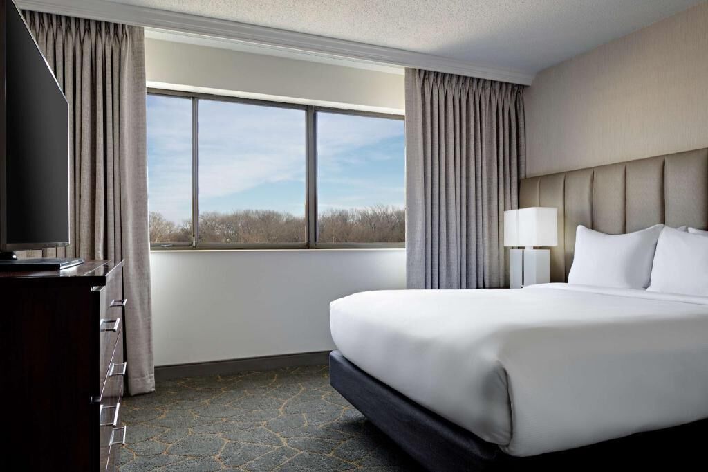 Hypo-allergenic bedding, in-room safe, desk, soundproofing