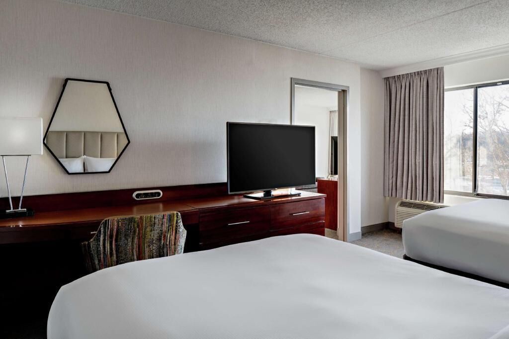 Hypo-allergenic bedding, in-room safe, desk, soundproofing