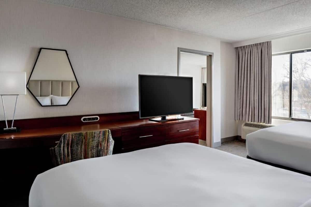 Hypo-allergenic bedding, in-room safe, desk, soundproofing