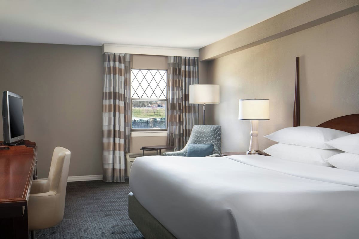 Chalet, 1 King Bed | Pillowtop beds, desk, laptop workspace, blackout drapes