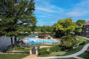 Außenpool (je nach Saison geöffnet), Sonnenschirme, Liegestühle