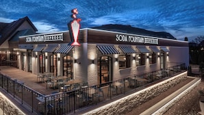 A restaurant named Soda Fountain Express with outdoor seating and a modern design. - Sheraton Westport Chalet Hotel St. Louis (Maryland Heights)