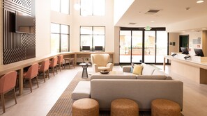 Lobby sitting area - Holiday Inn Santa Ana Orange County Airport by IHG (Santa Ana)