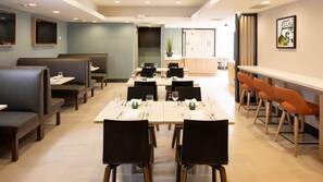 Breakfast and dinner served - Holiday Inn Santa Ana-Orange Co. Arpt by IHG (Santa Ana)