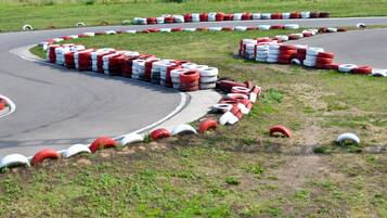 Una pista de carreras con barreras de neumáticos y césped.