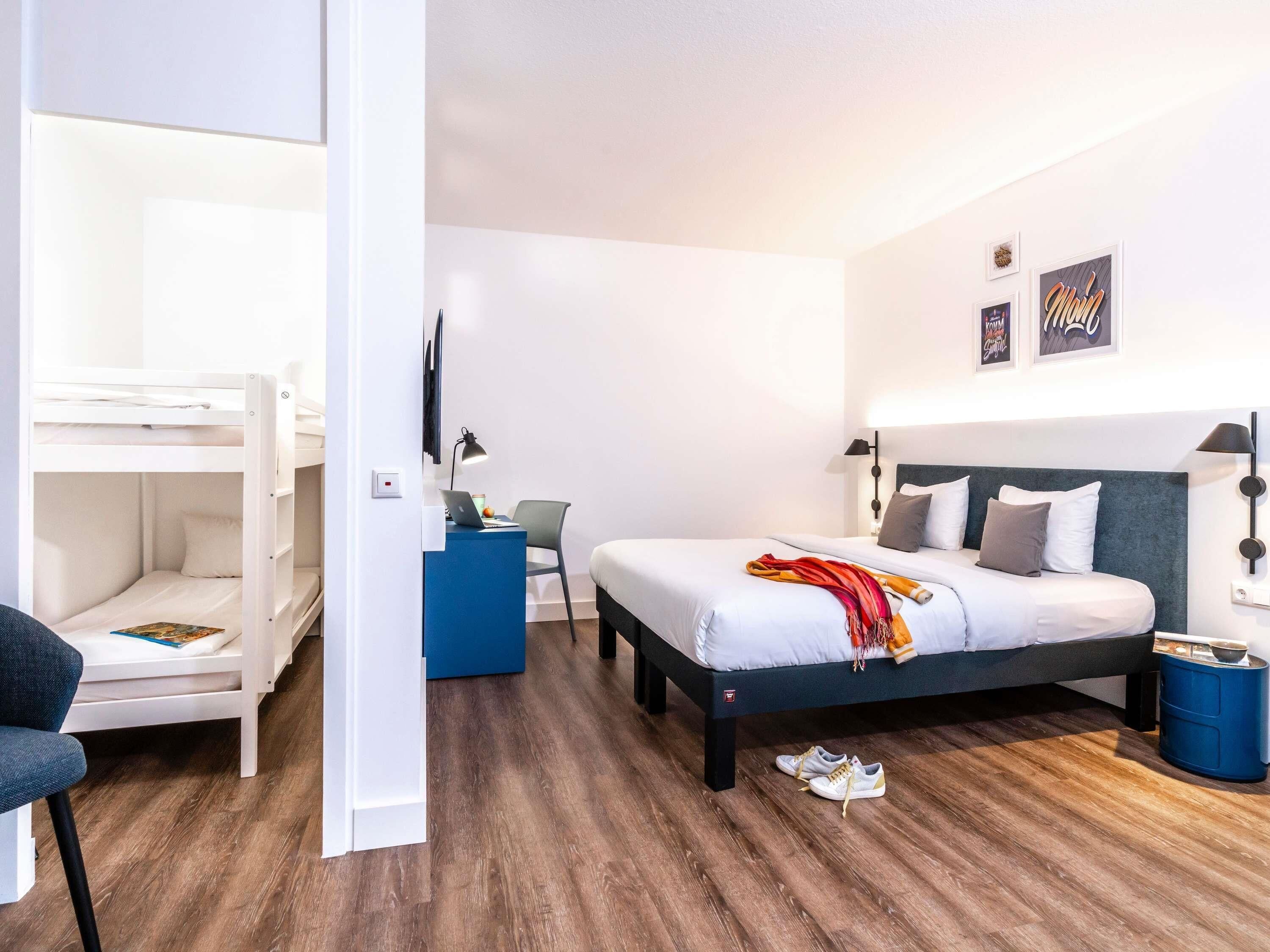 Suite – standard, 2 dobbeltsenger, rom vegg-i-vegg (Family) | Allergitestet sengetøy, safe på rommet, skrivebord og strykejern/-brett