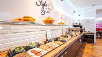 Tägliches Frühstücksbuffet (18 EUR pro Person)