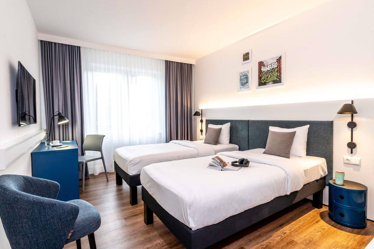 Standaard kamer, 2 eenpersoonsbedden | Hypoallergeen beddengoed, een kluis op de kamer, een bureau