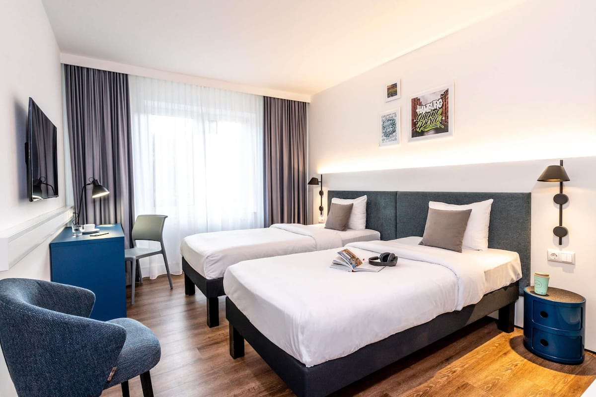 Quarto standard, 2 camas de solteiro | Roupas de cama antialérgicas, cofres nos quartos, escrivaninha